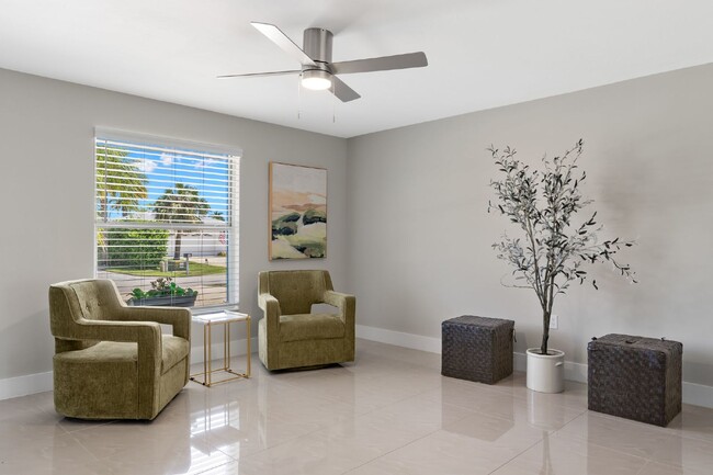 Building Photo - Naples Park Pool home - walking distance to the beach!
