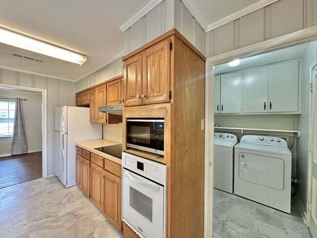 Building Photo - Spacious 3-Bed, 2-Bath Home with Large Sho...