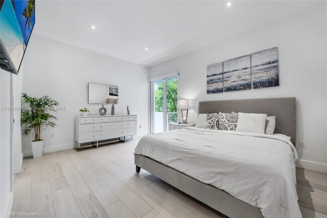 Building Photo - 2868 SW 33rd Ct