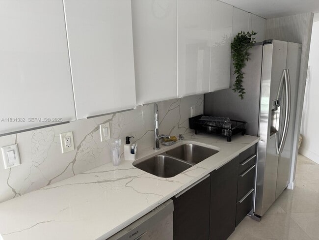 Building Photo - 17375 Collins Ave