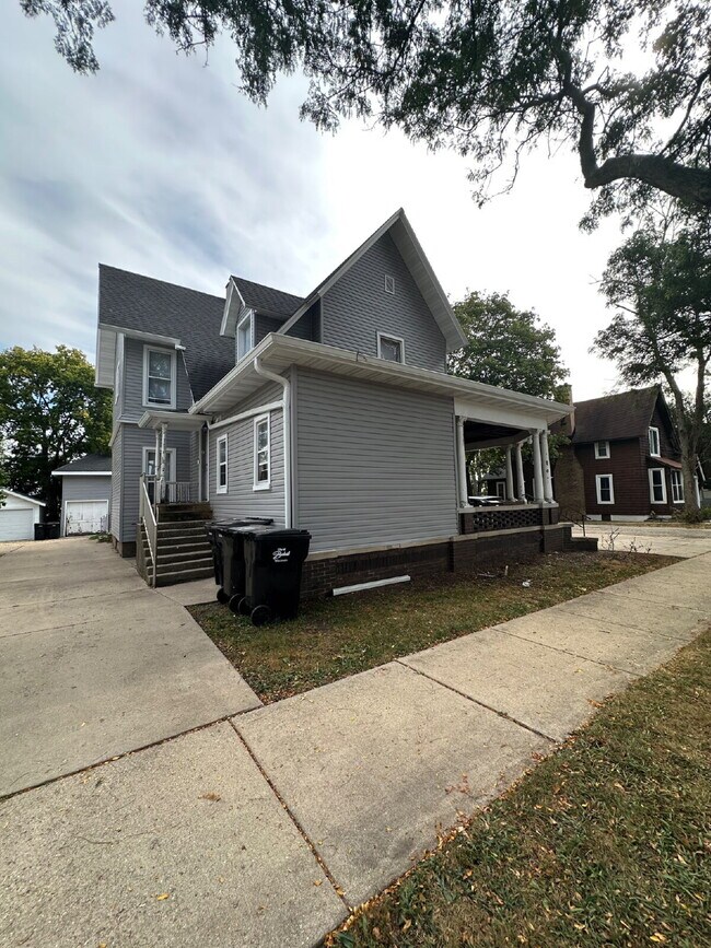 Building Photo - 747 Parker Ave