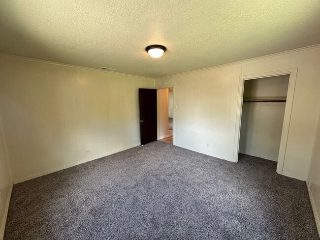 Building Photo - 3909 Roselawn Dr