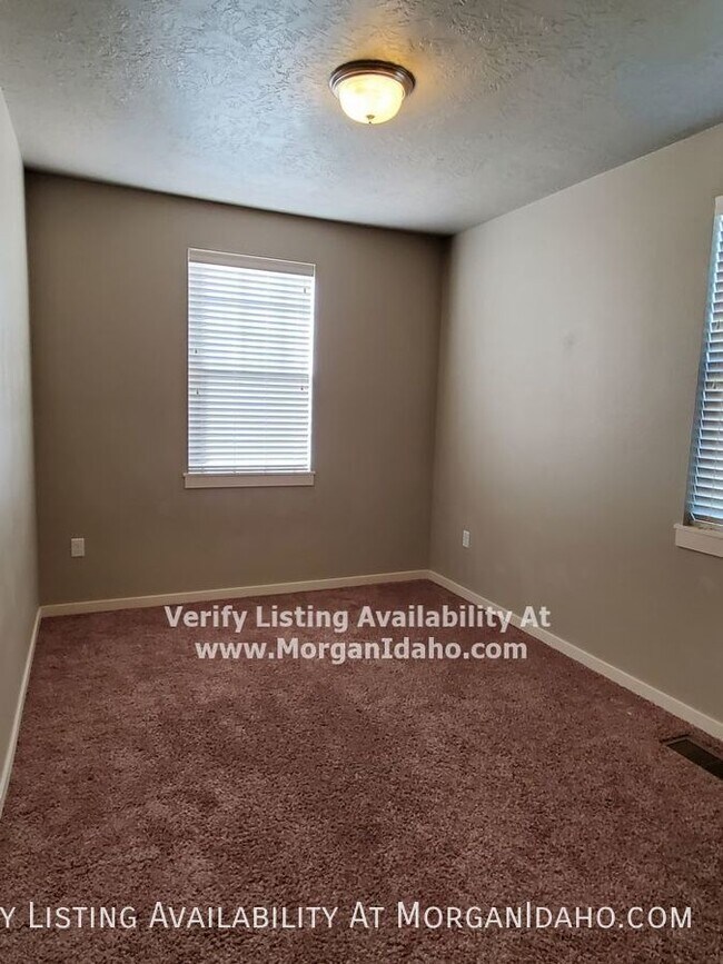 Building Photo - $500 off first month! 9-foot ceilings, all...