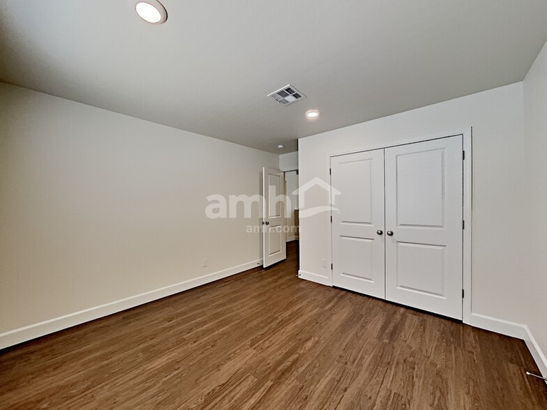 Building Photo - 1910 Macchia Ave