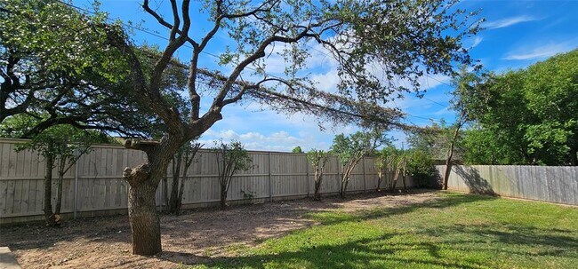 Building Photo - 11505 Emerald Falls Dr