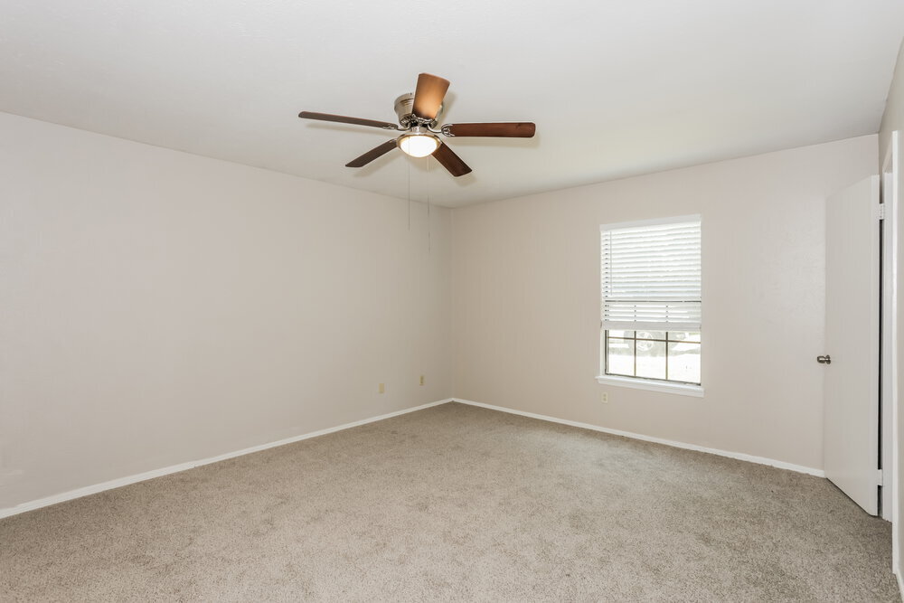 Building Photo - 1385 Southridge Dr