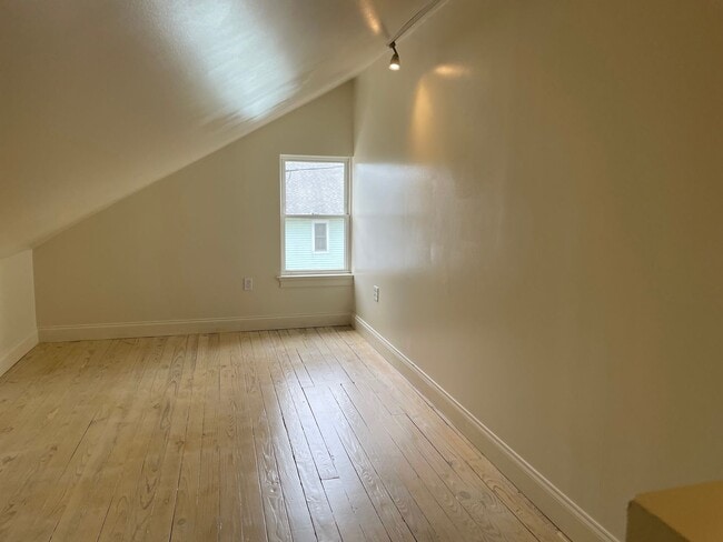 Building Photo - Charming & Well-Maintained 2-Bedroom, 1.5-...