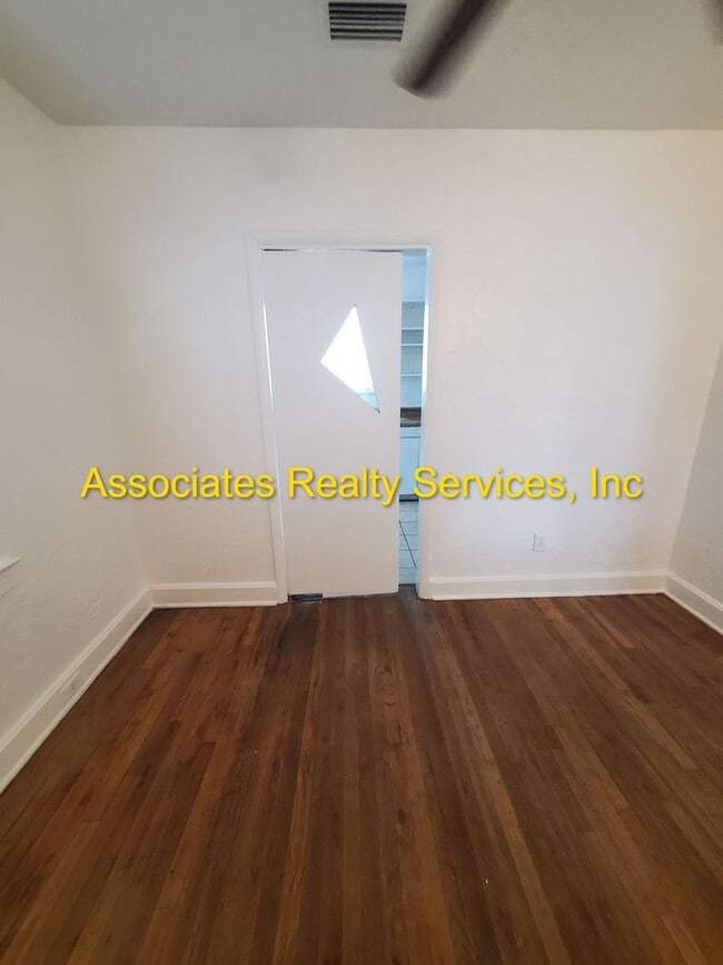 Building Photo - Newly listed!   Must see!  AVAILABLE NOW!
