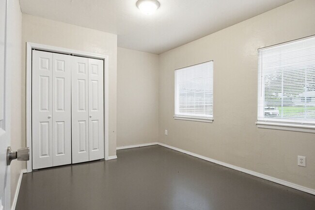 Building Photo - 3717 N Eagle Ln