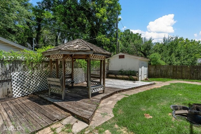 Building Photo - Stunning home located in the heart of Boss...
