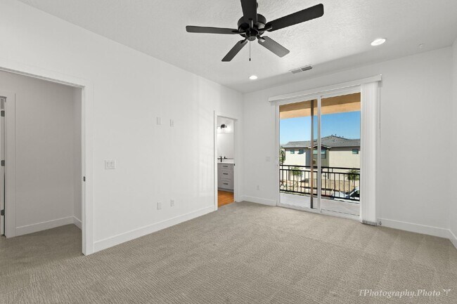 Building Photo - "Beautiful pet friendly 3-Bedroom, 2.5 Bat...