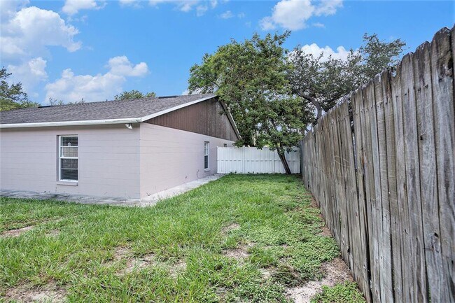 Building Photo - 8514 N Hyaleah Rd
