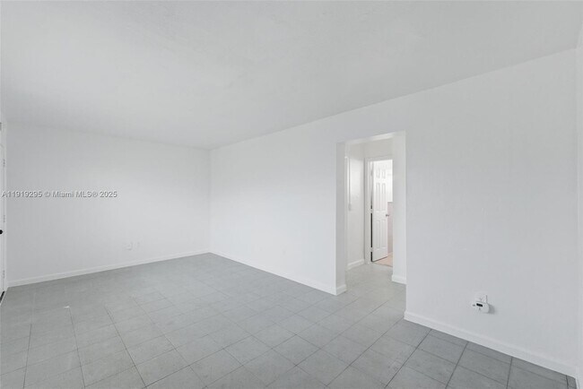 Building Photo - 126 SW 18th Ave