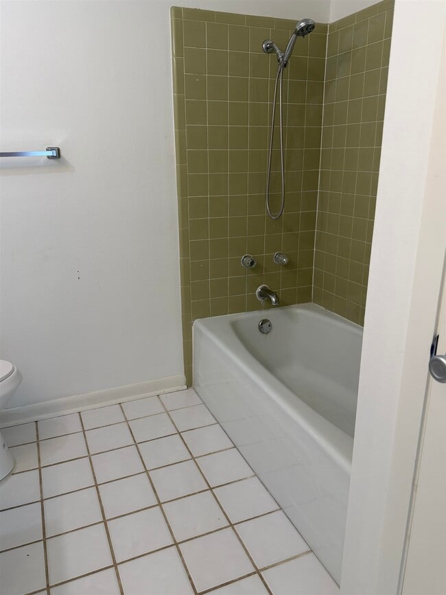 Building Photo - 1932 Shady Oaks Dr