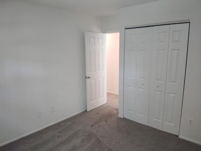 Building Photo - 300 Oakway Ct