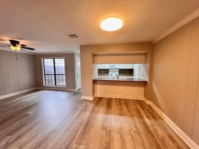 Building Photo - Move-in Ready 3 bed/ 2.5 bath home