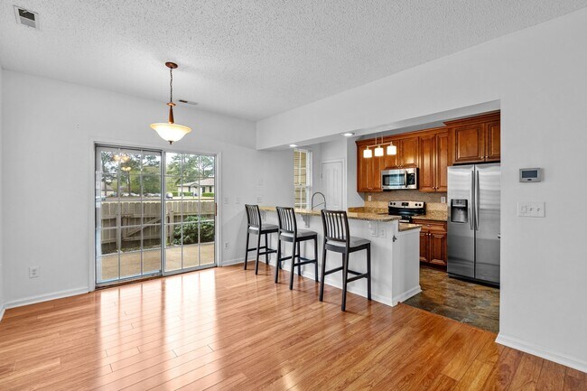 Building Photo - Stunning 2-bed condo in Virginia Beach