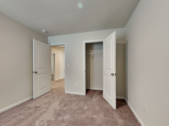 Building Photo - Available Now!   Burnside Farms!!