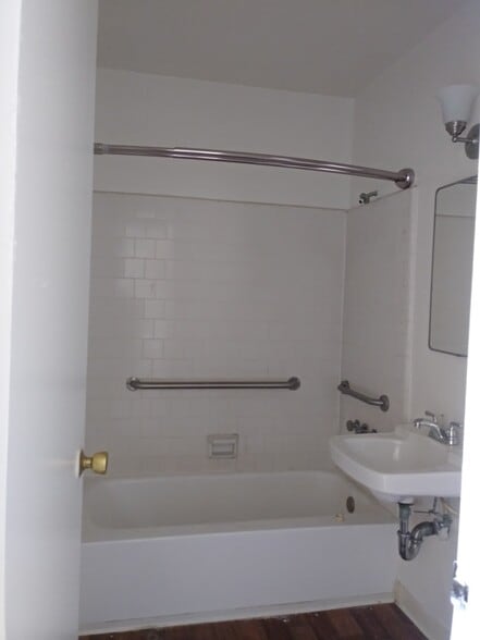 tub - 11290 Ohio Ave
