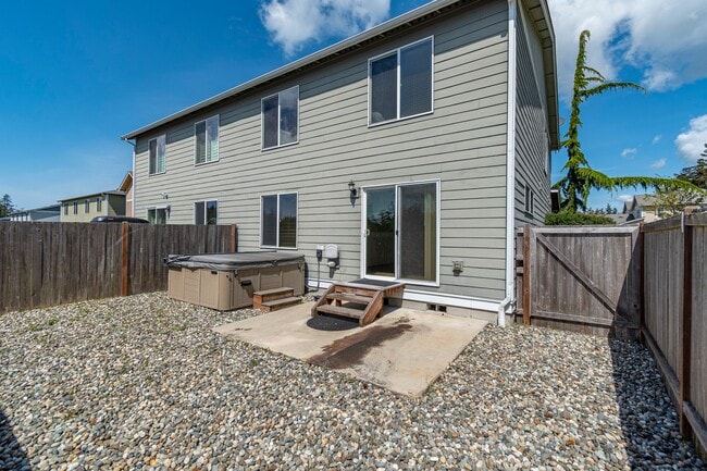 Building Photo - 3 Bedroom, 2.5 Bath Island Place Townhome