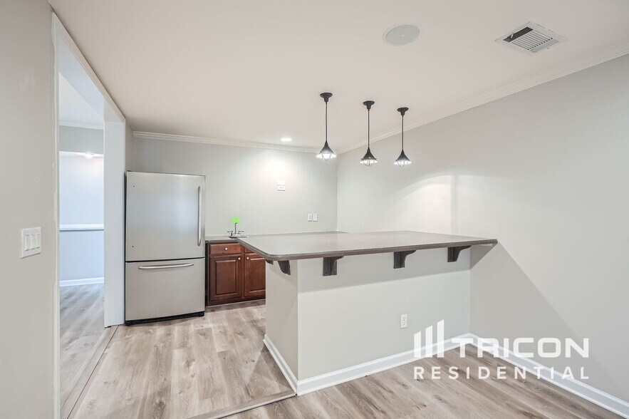 Building Photo - 6033 Queens River Dr