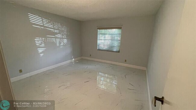 Building Photo - 6443 Bay Club Dr