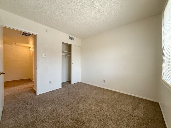 Building Photo - 4031 W Mesquite Ln