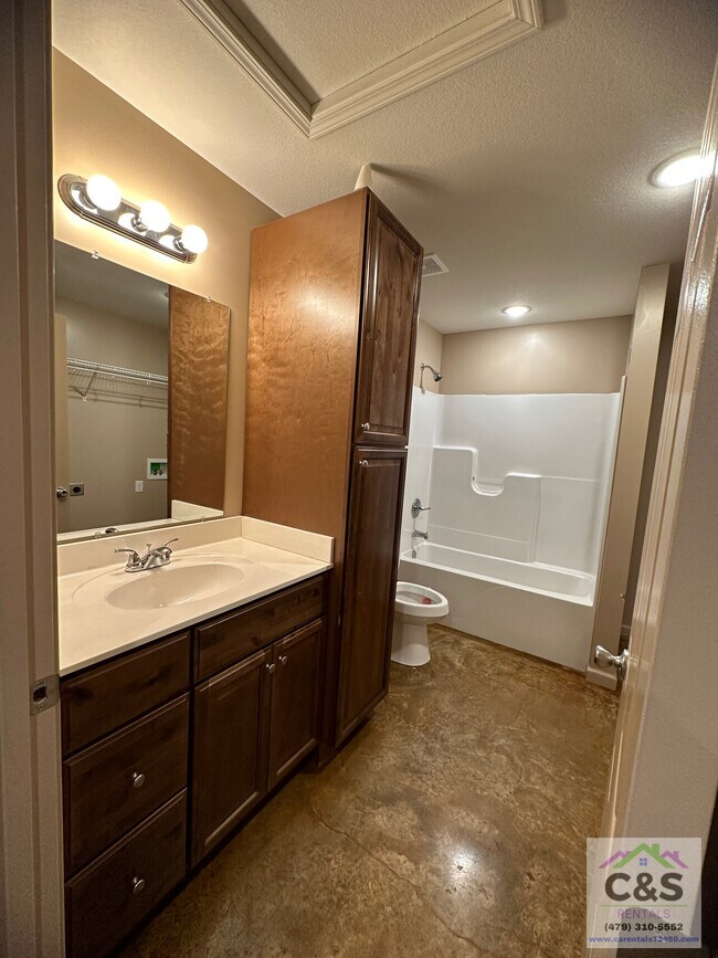 Building Photo - 601 N 6-1/2 St