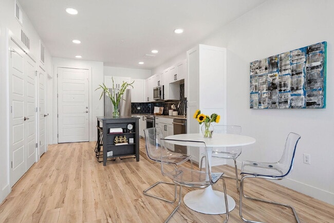 Building Photo - Top-Floor Denver Condo Offering Privacy, Views & Upgraded Appliances