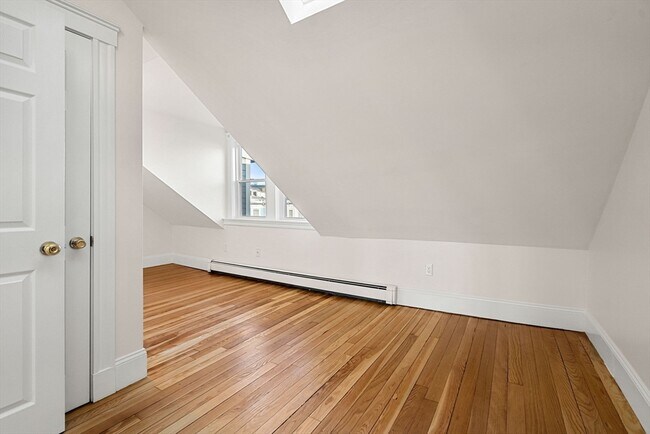 Building Photo - 294 Meridian St