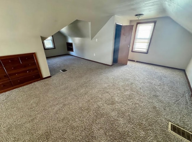 Building Photo - Single Family Home 3 beds 2 bath Available Now!