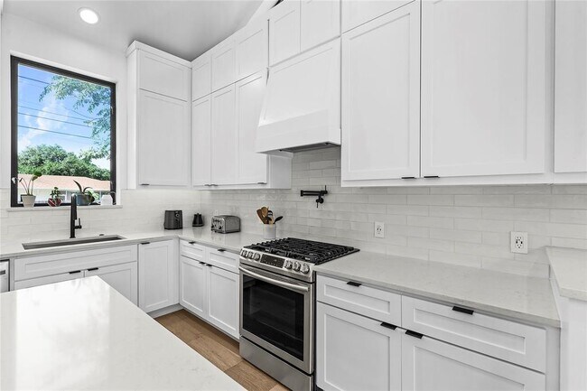 Building Photo - 2216 Lindell Ave