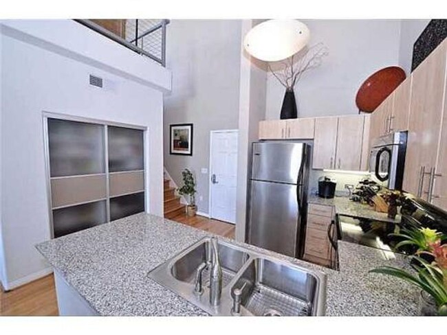 Building Photo - Exquisite Penthouse+Loft with Breathtaking...