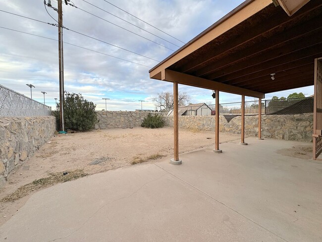 Building Photo - East El Paso 2bed/2bath duplex