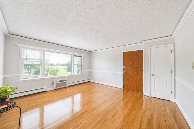 Building Photo - 4940 N Leonard Dr