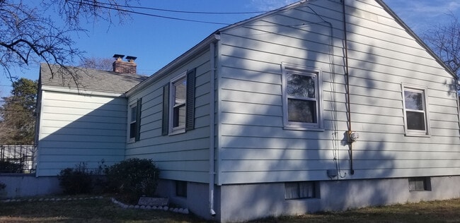 Building Photo - 4-Bedroom Ranch Next To Western New Englan...