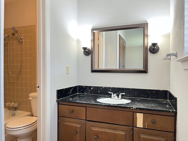 Building Photo - Convenient location close to shopping and Hwy 6!