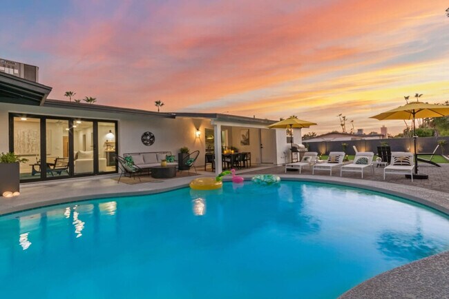 Building Photo - 5002 E Paradise Dr