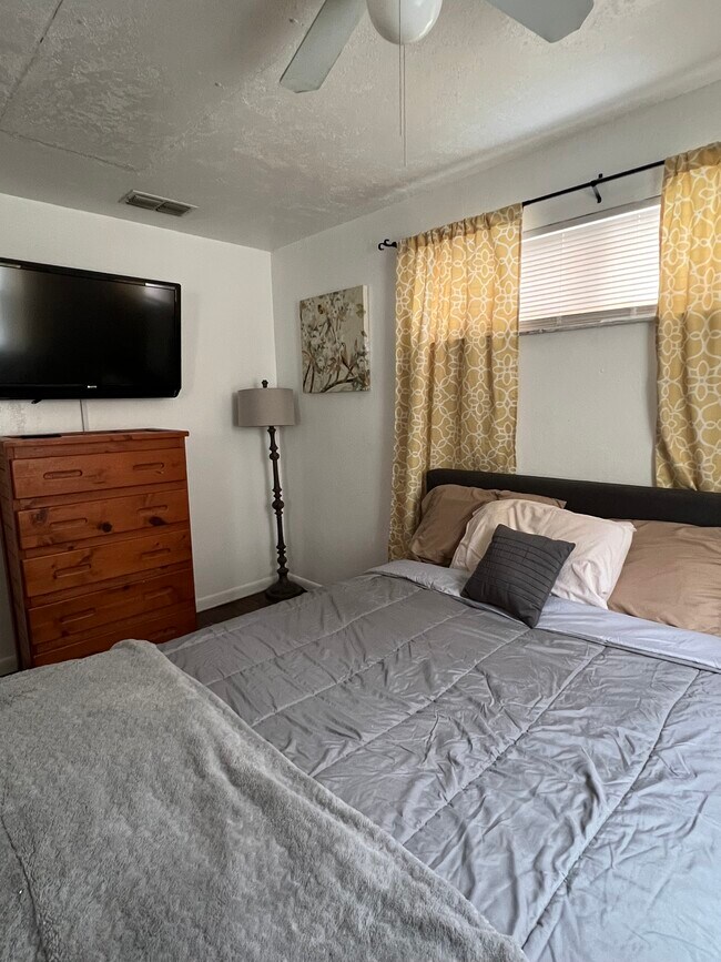 Building Photo - 2401 S Mellonville Ave