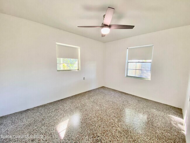 Building Photo - 57 NW Shannon Ave