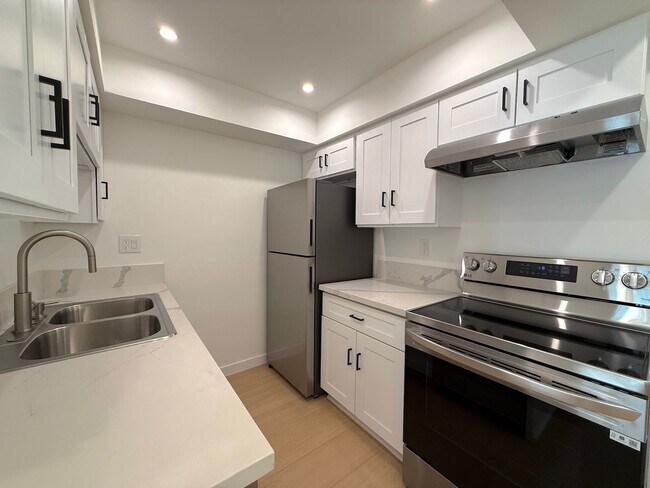 Building Photo - Newly-Updated 1 Bedroom Apartment with Laundry In-Unit in West Hollywood