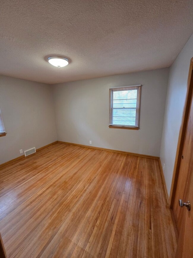 Building Photo - 3 bed 1.5 bath, 1 car garage, with fenced in backyard, newly remodeled!