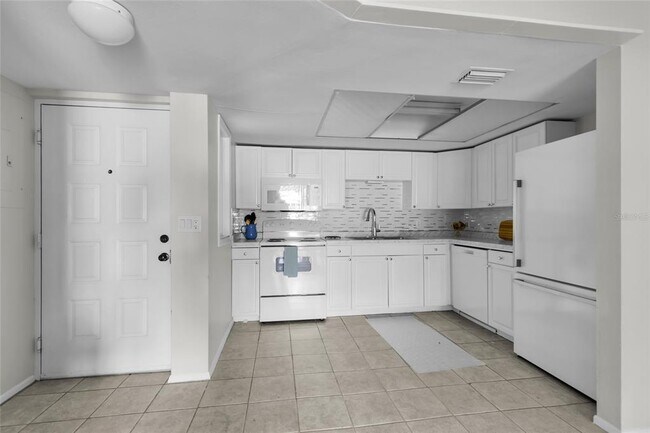 Building Photo - 588 Fairways Ln