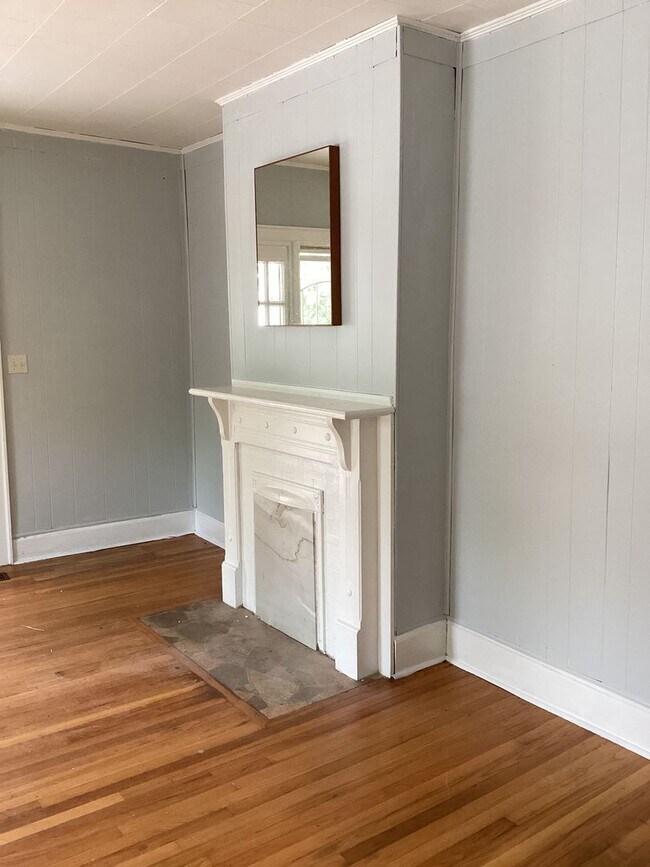 Building Photo - Nice Two Bedroom Two Bath Home