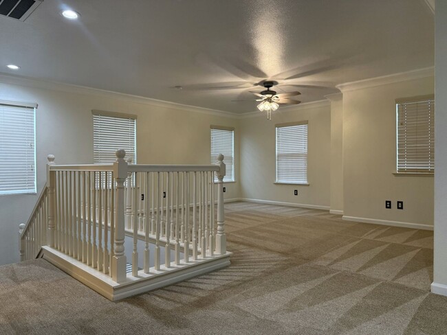 Building Photo - Lovely 5/3 with a desirable downstairs bedroom.