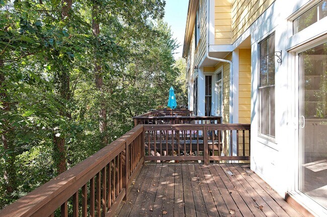 Building Photo - Spacious Melbourne Park Townhome