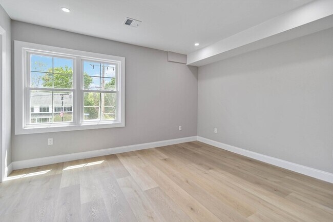 Building Photo - 192 Main St