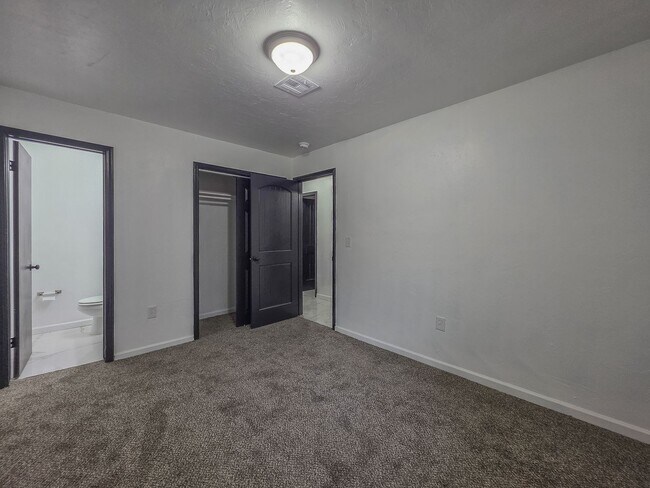 Building Photo - Charming 3-Bed, 2.5-Bath Home in Bethany w...