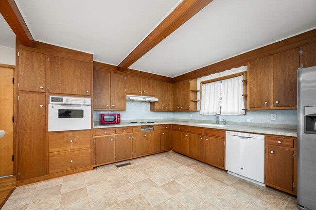 Building Photo - 902 Whitehall Rd