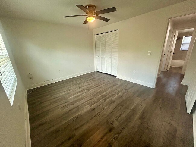 Building Photo - 2 Bedroom, 1 Bathroom Home! Look and Lease...
